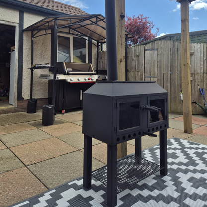 Double-fronted outdoor stove