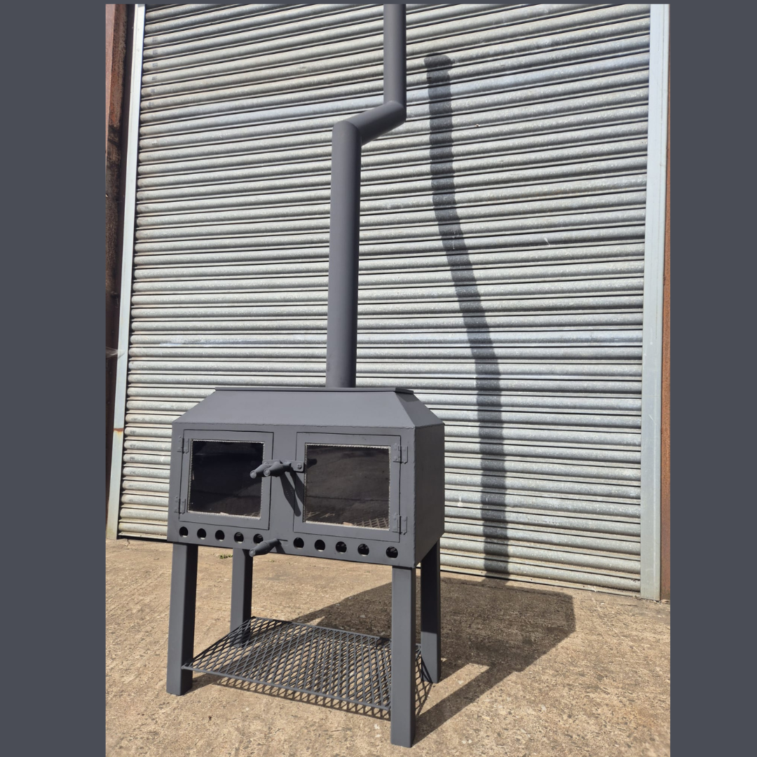 Double-fronted outdoor stove