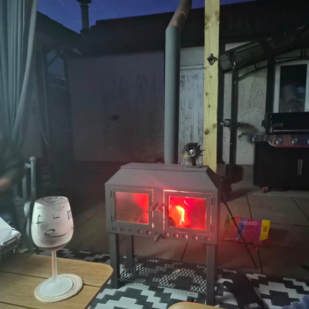 Double-fronted outdoor stove